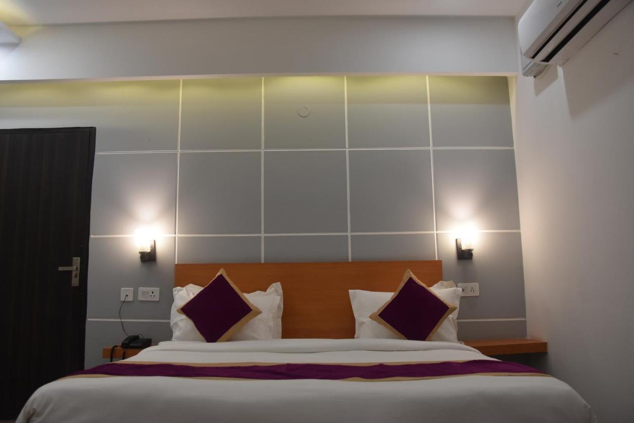 Hotel De Luxe Basai Road Gurgaon Exterior photo