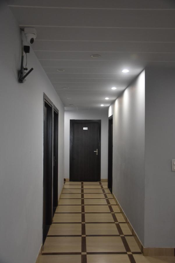 Hotel De Luxe Basai Road Gurgaon Exterior photo